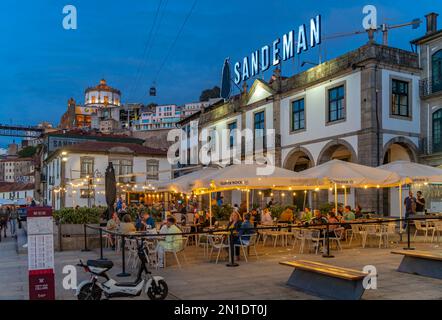 Blick auf die Sandeman Weinkellerei (Portwein) und Restaurant in der Abenddämmerung, Vila Nova de Gaia, Porto, Norte, Portugal, Europa Stockfoto