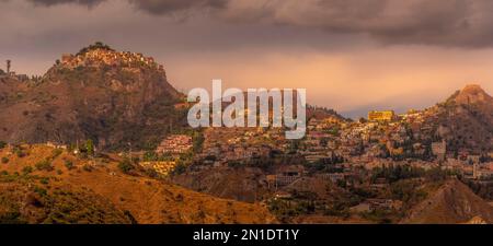 Blick auf die auf Hügeln gelegenen Städte Castelmola und Taormina bei Sonnenuntergang, Provinz Messina, Sizilien, Italien, Mittelmeer, Europa Stockfoto