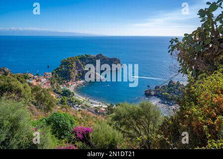 Blick von Taormina auf Mazzaro und Ionisches Meer, Taormina, Sizilien, Italien, Mittelmeer, Europa Stockfoto