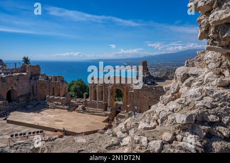 Blick auf das griechische Theater in Taormina mit dem Ätna im Hintergrund, Taormina, Sizilien, Italien, Mittelmeer, Europa Stockfoto