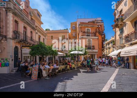 Blick auf Cafés und Restaurants auf der Piazza Vittorio Emanuele II in Taormina, Taormina, Sizilien, Italien, Mittelmeer, Europa Stockfoto