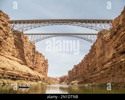 Navajo Bridges vom Colorado River aus gesehen, Grand Canyon Nationalpark, UNESCO-Weltkulturerbe, Arizona, Vereinigte Staaten von Amerika Stockfoto