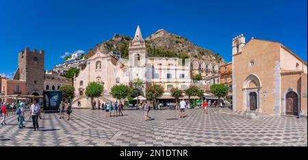 Blick auf Chiesa di San Giuseppe auf der Piazza IX Aprile in Taormina, Taormina, Sizilien, Italien, Mittelmeer, Europa Stockfoto