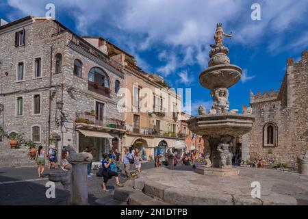 Blick auf den Brunnen auf der Piazza del Duomo in Taormina, Taormina, Sizilien, Italien, Mittelmeer, Europa Stockfoto