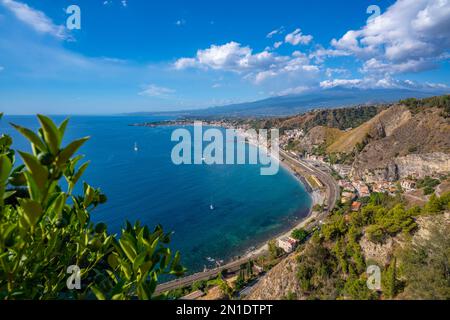 Blick auf Taormina mit dem Ätna im Hintergrund von Taormina, Taormina, Sizilien, Italien, Mittelmeer, Europa Stockfoto