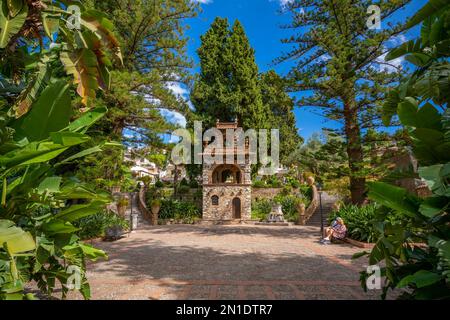 Blick auf die öffentlichen Gärten der Villa Comunale di Taormina, Taormina, Sizilien, Italien, Mittelmeer, Europa Stockfoto