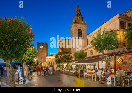 Blick auf Chiesa di San Giuseppe auf der Piazza IX Aprile in Taormina bei Dämmerung, Taormina, Sizilien, Italien, Mittelmeer, Europa Stockfoto