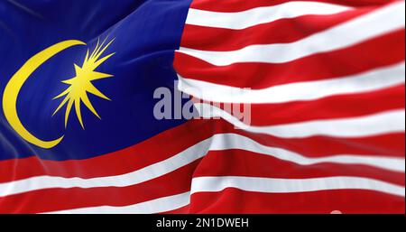 Detail der malaysischen Nationalflagge, die im Wind winkt. Malaysia ist ein Bundesstaat in Südostasien. Geriffelter Stoff. Strukturierter Hintergrund. Realistisch Stockfoto