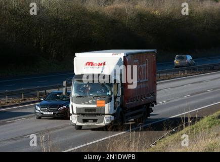 Maxi-Lkw auf der Autobahn M40, Warwickshire, Großbritannien Stockfoto