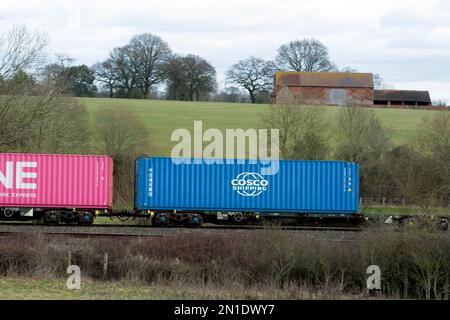 COSCO-Schiffscontainer auf einem intermodalen Zug, Warwickshire, Vereinigtes Königreich Stockfoto