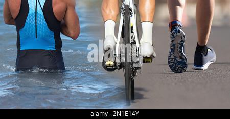 Triathlon Swim Bike Run Triathlet man für das ironman Rennkonzept. Drei Bilder bilden Sportler aus, die laufen, Rad fahren und im Meer schwimmen Stockfoto