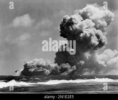 GUADALCANAL, SALOMONEN - 15. September 1942 - die USS Wasp ( CV-7 ) brannte und listete, nachdem sie vom japanischen U-Boot I-19 torpediert wurde, o Stockfoto