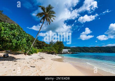 Weißer Sandstrand im Dorf Rikitea, Mangareva, Gambier-Archipel, Französisch-Polynesien, Südpazifik, Pazifik Stockfoto