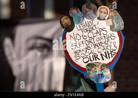 Manchester, Großbritannien. 06. Februar 2023. NHS-Mitarbeiter, Krankenschwestern und die breite Öffentlichkeit treten am Christie Cancer Hospital in Manchester an. Im Februar 6. fand der größte Streiktag des NHS in seiner 75-jährigen Geschichte statt. Kredit: GaryRobertsphotography/Alamy Live News Kredit: GaryRobertsphotography/Alamy Live News Stockfoto