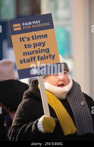 Manchester, Großbritannien. 06. Februar 2023. NHS-Mitarbeiter, Krankenschwestern und die breite Öffentlichkeit treten am Christie Cancer Hospital in Manchester an. Im Februar 6. fand der größte Streiktag des NHS in seiner 75-jährigen Geschichte statt. Kredit: GaryRobertsphotography/Alamy Live News Kredit: GaryRobertsphotography/Alamy Live News Stockfoto