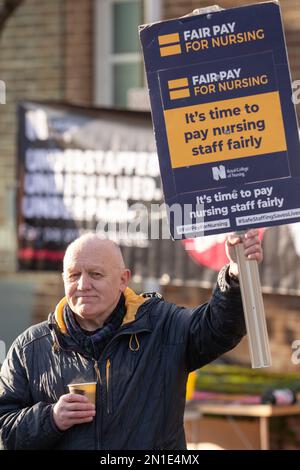 Manchester, Großbritannien. 06. Februar 2023. NHS-Mitarbeiter, Krankenschwestern und die breite Öffentlichkeit treten am Christie Cancer Hospital in Manchester an. Im Februar 6. fand der größte Streiktag des NHS in seiner 75-jährigen Geschichte statt. Kredit: GaryRobertsphotography/Alamy Live News Kredit: GaryRobertsphotography/Alamy Live News Stockfoto