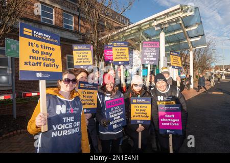 Manchester, Großbritannien. 06. Februar 2023. NHS-Mitarbeiter, Krankenschwestern und die breite Öffentlichkeit treten am Christie Cancer Hospital in Manchester an. Im Februar 6. fand der größte Streiktag des NHS in seiner 75-jährigen Geschichte statt. Kredit: GaryRobertsphotography/Alamy Live News Kredit: GaryRobertsphotography/Alamy Live News Stockfoto