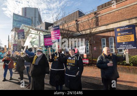 Manchester, Großbritannien. 06. Februar 2023. NHS-Mitarbeiter, Krankenschwestern und die breite Öffentlichkeit treten am Christie Cancer Hospital in Manchester an. Im Februar 6. fand der größte Streiktag des NHS in seiner 75-jährigen Geschichte statt. Kredit: GaryRobertsphotography/Alamy Live News Kredit: GaryRobertsphotography/Alamy Live News Stockfoto