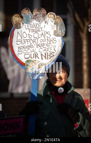 Manchester, Großbritannien. 06. Februar 2023. NHS-Mitarbeiter, Krankenschwestern und die breite Öffentlichkeit treten am Christie Cancer Hospital in Manchester an. Im Februar 6. fand der größte Streiktag des NHS in seiner 75-jährigen Geschichte statt. Kredit: GaryRobertsphotography/Alamy Live News Kredit: GaryRobertsphotography/Alamy Live News Stockfoto