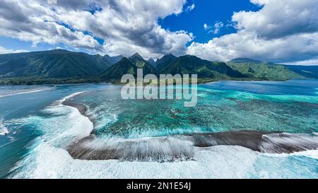 Luftlinie von Teahupoo Wave und Tahiti Iti, Society Islands, Französisch-Polynesien, Südpazifik, Pazifik Stockfoto