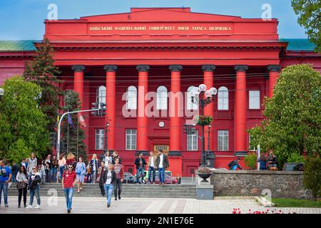 Das rote Gebäude der ukrainischen Shevchenko-Universität in Kiew. Die Schüler verlassen das Haupthaus nach dem Studium. Taras Shevchenko National University of Kiew Ukraine, August 2021. Stockfoto