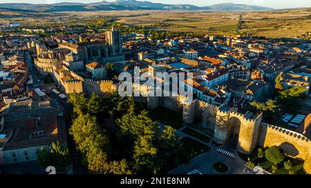 Am frühen Morgen erleben Sie die ummauerte Stadt Avila, die zum UNESCO-Weltkulturerbe gehört, Castilla y Leon, Spanien, Europa Stockfoto