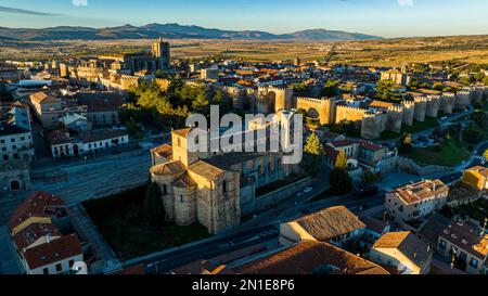 Am frühen Morgen erleben Sie die ummauerte Stadt Avila, die zum UNESCO-Weltkulturerbe gehört, Castilla y Leon, Spanien, Europa Stockfoto