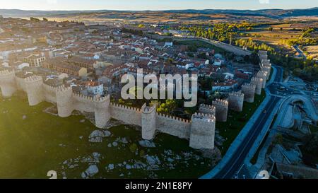 Am frühen Morgen können Sie die ummauerte Stadt Avila, das UNESCO-Weltkulturerbe, Castilla y Leon, Spanien, Europa aus der Luft sehen Stockfoto