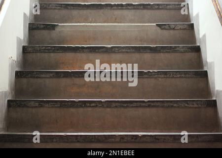 Abgenutzte und verwitterte antike Treppe. Stockfoto