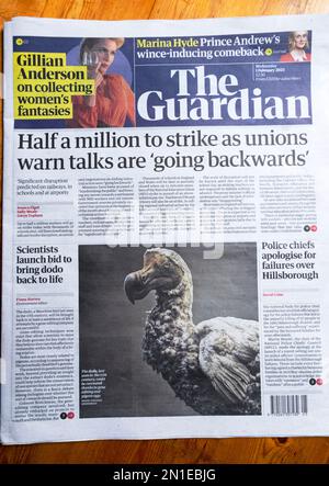 "Eine halbe Million zu streiken, während Gewerkschaften warnen die Gespräche gehen 'rückwärts' Guardian Schlagzeile Titelseite Streiks Artikel 1. Februar 2023 London UK Stockfoto