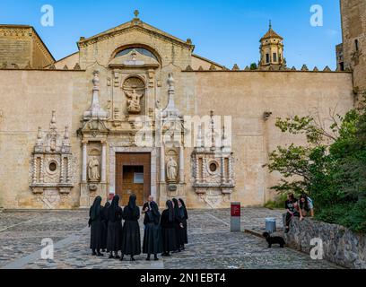 Nonnen vor dem Hauptportal der Kirche, Kloster Poblet, UNESCO-Weltkulturerbe, Katalonien, Spanien, Europa Stockfoto