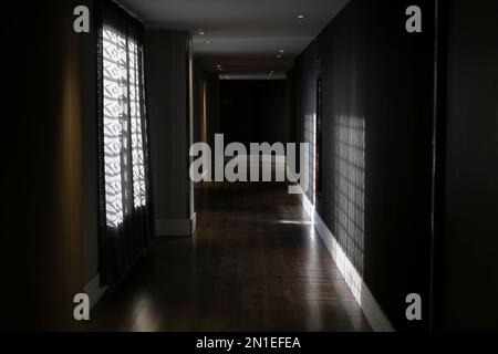 Innenseite des leeren Korridors in einem modernen Apartment Stockfoto