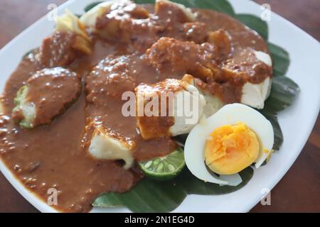 Gado-gado ist ein indonesischer Gemüsesalat mit Erdnusssoße Stockfoto