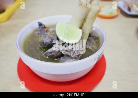 Es ist Kaledo, ein exklusives traditionelles Essen von Palu in Central Sulawesi. Kaledo ist eine Trabersuppe aus den Füßen und dem Knochenmark der Kuh Stockfoto