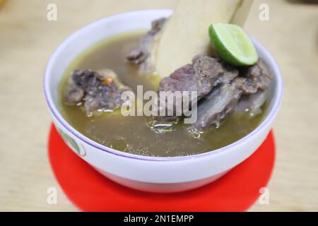 Es ist Kaledo, ein exklusives traditionelles Essen von Palu in Central Sulawesi. Kaledo ist eine Trabersuppe aus den Füßen und dem Knochenmark der Kuh Stockfoto