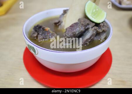 Es ist Kaledo, ein exklusives traditionelles Essen von Palu in Central Sulawesi. Kaledo ist eine Trabersuppe aus den Füßen und dem Knochenmark der Kuh Stockfoto