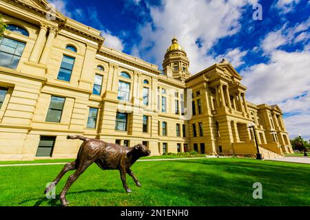 Wyoming State Capitol Building mit Hund, Cheyenne, Wyoming, Vereinigte Staaten von Amerika, Nordamerika Stockfoto