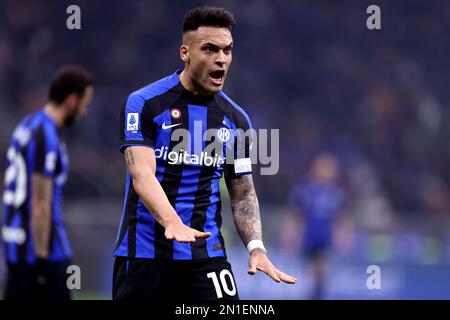 Mailand, Italien. 05. Februar 2023. Lautaro Martinez vom FC Internazionale Gesten während des Fußballspiels der Serie A vor dem FC Internazionale und dem AC Milan im Stadio Giuseppe Meazza am 5. Februar 2023 in Mailand, Italien . Kredit: Marco Canoniero/Alamy Live News Stockfoto