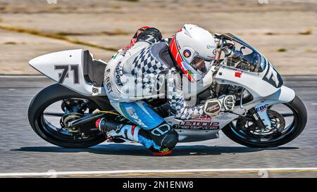 Der dreizehnjährige Ruben Sherman-Boyd aus Ballyclare, County Antrim, Nordirland, fährt auf dem Kirkistown Race Circuit rund um Colonial Corner herum. Stockfoto