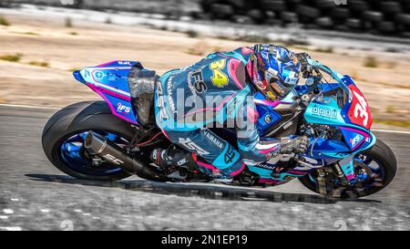 Superbikes-Champion Alastair Seeley aus Carrickfergus, County Antrim, Nordirland, weit vorne an der Colonial Corner, Kirkistown Race Circuit Stockfoto