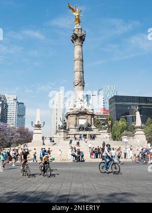 Sonntags ist ein riesiger Abschnitt des meist verkehrsbeladenen Paseo de Reforma für Radfahrer und Fußgänger gesperrt, Puerto Escondido, Oaxaca Stockfoto