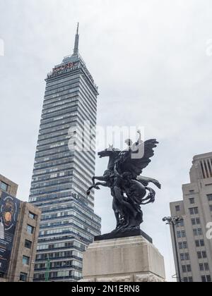 Der 1956 erbaute Torre Latinoamericana ist der weltweit erste Wolkenkratzer, der in einer hochaktiven seismischen Zone, Mexiko, Nordamerika, gebaut wurde Stockfoto