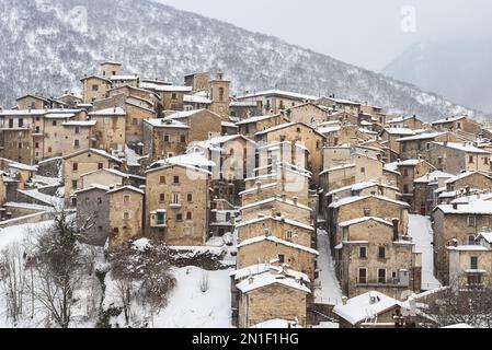 Schneebedecktes mittelalterliches Dorf Scanno, Abruzzen-Nationalpark, Apennines, Provinz L'Aquila, Abruzzen, Italien, Europa Stockfoto