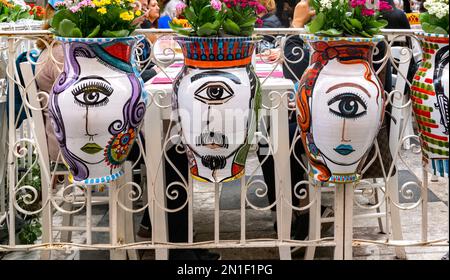 Taormina, Sizilien, Italien: Farbenfrohe, traditionelle, große Keramikblumentöpfe mit bemalten Gesichtern Stockfoto