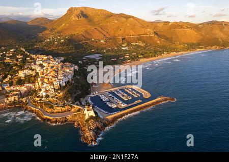 Blick aus der Vogelperspektive auf das Dorf Sperlonga mit Hafen und Schloss bei Sonnenuntergang, Sperlonga, Provinz Latina, Latium (Latio), Italien, Europa Stockfoto