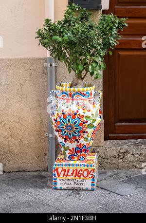 Taormina, Sizilien, Italien - farbenfroher traditioneller großer Keramikblumentopf Stockfoto