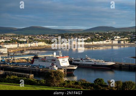 Passagierboot und Seacat und Blick auf Douglas Bay, Douglas, Isle of man, Europa Stockfoto