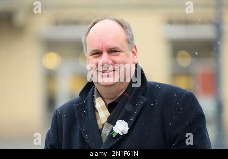 06. Februar 2023, Sachsen, Dresden: Dirk Hilbert (FDP), Oberbürgermeister von Dresden, steht vor der Frauenkirche auf dem Neumarkt-Platz vor dem Beginn der Präsentation des Posters, das am 13. Februar 2023 eine menschliche Kette fordert, und trägt eine weiße Rose auf seinem Mantel. Dresdener und zahlreiche Akteure der Zivilgesellschaft werden gemeinsam an den Bombenanschlag auf die Stadt im Jahr 1945 und die Millionen Opfer der Nazi-Tyrannei am Montag, den 13. Februar 2023, denken. In diesem Jahr jährt sich der 78. Jahrestag der Zerstörung großer Teile Dresdens. Unter dem Motto: "Frieden! Gemeinsam gestalten.“ Die menschliche Kette ist f Stockfoto