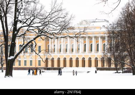 Winterblick über den Mikhailovsky-Garten in Richtung der nördlichen Fassade des Michailowski-Palastes, Sankt Petersburg, Russland, Eurasien Stockfoto