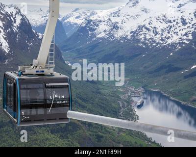 Blick auf die Seilbahn Loen Skylift vom Mount Hoven über dem Nordfjord in Stryn, Vestland, Norwegen, Skandinavien, Europa Stockfoto